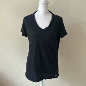 Under Armour Women’s V-Neck moisture wicking Tee. Size Medium. Black